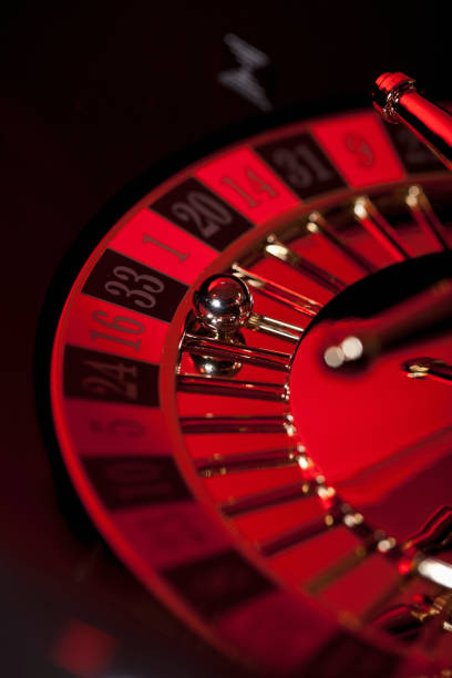 Live dealer studio showing Texas Hold'em Bonus table with community cards and dealer interface on qqindah
